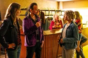 Ein Mörder hat es auf den berüchtigten "Dart King" Sascha Schuster (Robert Besta, 2.v.l.) abgesehen. Kommissarin Vanessa Haas (Kerstin Landsmann, 2.v.r.) befragt ihn und seine Managerin Heike König (Steffie Neubauer, l.). (Komparsinnen im Bild) Ein Mörder hat es auf den berüchtigten "Dart King" Sascha Schuster (Robert Besta, 2.v.l.) abgesehen. Kommissarin Vanessa Haas (Kerstin Landsmann, 2.v.r.) befragt ihn und seine Managerin Heike König (Steffie Neubauer, l.). (Komparsinnen im Bild)