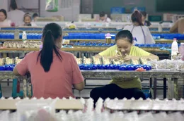 Ende des 20. Jahrhunderts &ouml;ffnete sich China dem internationalen Handel und wurde zum Sinnbild der Globalisierung. Das "produzierende China" verwandelte sich in das "konsumierende China".