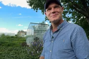 Gastronom Sebastian Libbert bereitet Rundst&uuml;ck warm, den Vorl&auml;ufer des Hamburgers, zu.