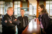 Die Augenzeugin (Julia Bremermann, r.), die Hans belastet hat, möchte bei Wolle (Harald Maack, l.) und Franzi (Rhea Harder-Vennewald, M.) ihr Aussage korrigieren. Die Augenzeugin (Julia Bremermann, r.), die Hans belastet hat, möchte bei Wolle (Harald Maack, l.) und Franzi (Rhea Harder-Vennewald, M.) ihr Aussage korrigieren.