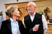 Alfons (Sepp Schauer, r.) gesteht Hildegard (Antje Hagen, l.), dass nicht sie, sondern Fleur seine erste große Liebe war. Alfons (Sepp Schauer, r.) gesteht Hildegard (Antje Hagen, l.), dass nicht sie, sondern Fleur seine erste große Liebe war.
