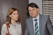 Dascha (Lena Ehlers) und Jo Gerner (Wolfgang Bahro) &uuml;berlegen, wie sie Murat als Entf&uuml;hrer &uuml;berf&uuml;hren k&ouml;nnen.