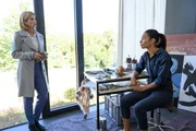 Das Mordopfer, Chef des futuristischen Hotel Futuros, hatte sich in der Vergangenheit nicht nur Freunde gemacht. Auch seine Frau Flora Futmann (Annabelle Mandeng, r.) muss zugeben, dass ihr Mann nur noch für die Arbeit gelebt hat und sie mit dem Haushalt und ihrer gemeinsamen Tochter alleine gelassen hat. Martina Seiffert (Astrid M. Fünderich, l.) hat den Eindruck, dass nicht nur die Ehe der beiden darunter gelitten hat. Das Mordopfer, Chef des futuristischen Hotel Futuros, hatte sich in der Vergangenheit nicht nur Freunde gemacht. Auch seine Frau Flora Futmann (Annabelle Mandeng, r.) muss zugeben, dass ihr Mann nur noch für die Arbeit gelebt hat und sie mit dem Haushalt und ihrer gemeinsamen Tochter alleine gelassen hat. Martina Seiffert (Astrid M. Fünderich, l.) hat den Eindruck, dass nicht nur die Ehe der beiden darunter gelitten hat.