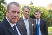Chief Inspector Barnaby (John Nettles, l.), Guy Sandis (Simon Williams, M.) und Sergeant Jones (Jason Hughes, r.). Chief Inspector Barnaby (John Nettles, l.), Guy Sandis (Simon Williams, M.) und Sergeant Jones (Jason Hughes, r.).