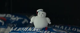 Sieht lecker aus, bei&szlig;t aber kr&auml;ftig zu: Ein Marshmallow-Geist im Supermarkt der Kleinstadt.