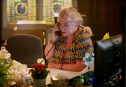 Als Mitarbeiterin im Polizeirevier leistet Margo Martins (Felicity Montagu) wichtige Recherchearbeit. Als Mitarbeiterin im Polizeirevier leistet Margo Martins (Felicity Montagu) wichtige Recherchearbeit.