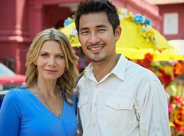 Juliane (Ursula Karven) verliebt sich in den hilfsbereiten Mohan (Steve Yap).