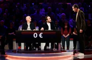 Moderator Kai Pflaume (r.) mit Rateteam-Kapit&auml;n Bernhard Ho&euml;cker (l.) und dem Schauspieler Frederick Lau (M.).