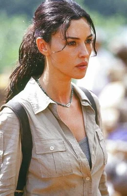 Dr. Lena Kendricks (Monica Bellucci) setzt eher ihr eigenes Leben aufs Spiel, als das sie ihre Patienten in Gefahr bringt.