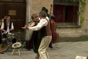 Helmut (Dietmar Mues) und Anna (Hannelore Hoger) tanzen vor dem Caf&eacute;  nach der fetzigen Musik, die die Stra&szlig;enmusikanten spielen.