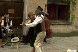 Helmut (Dietmar Mues) und Anna (Hannelore Hoger) tanzen vor dem Caf&eacute;  nach der fetzigen Musik, die die Stra&szlig;enmusikanten spielen.
