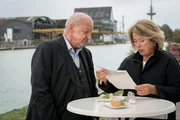 Wilsberg (Leonard Lansink) lädt Anna (Rita Russek) doch noch zum Essen ein, auch wenn es nur für Fischbrötchen reicht. Dabei zeigt er Anna ein nicht ganz legal entwendetes Beweisstück. Wilsberg (Leonard Lansink) lädt Anna (Rita Russek) doch noch zum Essen ein, auch wenn es nur für Fischbrötchen reicht. Dabei zeigt er Anna ein nicht ganz legal entwendetes Beweisstück.
