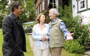 Dr. Gruber (Hans Sigl, l.) bringt den geretteten Rudolf Behrendt (Christian Wolff, r.) nach Hause zu seiner Frau Juliane (Barbara Focke, M.), aber irgend etwas scheint nicht zu stimmen. Dr. Gruber (Hans Sigl, l.) bringt den geretteten Rudolf Behrendt (Christian Wolff, r.) nach Hause zu seiner Frau Juliane (Barbara Focke, M.), aber irgend etwas scheint nicht zu stimmen.