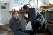 Can Topal (Adnan Maral, r.) droht Timo P&ouml;hlers (Maximilian Werner, l.), schw&auml;chstes Mitglied der Lions, dass er ihn nur freil&auml;sst, wenn er ihm sagt, wo sein gestohlener Oldtimer ist.