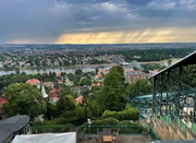Bergbahnen Dresden - Von der Terrasse der Bergstation in Oberloschwitz hat der Besucher einen guten Rundblick auf Dresden und das Elbtal. Bergbahnen Dresden - Von der Terrasse der Bergstation in Oberloschwitz hat der Besucher einen guten Rundblick auf Dresden und das Elbtal.