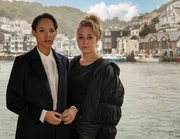 Anwältin Kate (Lily Frazer, l.) und die Verdächtige Hayley (Hannah Traylen, r.) geben sich der Polizei gegenüber wenig auskunftsfreudig. Anwältin Kate (Lily Frazer, l.) und die Verdächtige Hayley (Hannah Traylen, r.) geben sich der Polizei gegenüber wenig auskunftsfreudig.