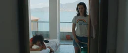 Beim Zusammentreffen im Ferienhaus wird schnell klar, dass die Freundinnen Fana (Thandi Sebe, l.) und Luz (Janet Rothe, r.) sich auseinander entwickelt haben.