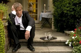 Es wird der 65. Geburtstag von Anna gefeiert. Helmut (Dieter Mues) ist betrunken.