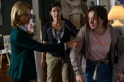 Nachdem Lilly Dutt (Fine Sendel, r.) von Martina Seiffert (Astrid M. Fünderich, l.) und einer Polizeipsychologin (Komparsin, Hintergrund) über das Verbrechen ihrer eigenen Mutter aufgeklärt wurde, bricht sie zusammen. Ob sie ihrer Mutter jemals verzeihen kann? Nachdem Lilly Dutt (Fine Sendel, r.) von Martina Seiffert (Astrid M. Fünderich, l.) und einer Polizeipsychologin (Komparsin, Hintergrund) über das Verbrechen ihrer eigenen Mutter aufgeklärt wurde, bricht sie zusammen. Ob sie ihrer Mutter jemals verzeihen kann?