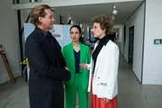 Caspar Bergmann (Thomas Heinze, l.) und Annabell Lorenz (Stephanie Stumph, M.) kann Sharon Dieringsfeld (Karen Dahmen, r.) nicht so einfach herumkommandieren wie ihre Mitarbeiter. Caspar Bergmann (Thomas Heinze, l.) und Annabell Lorenz (Stephanie Stumph, M.) kann Sharon Dieringsfeld (Karen Dahmen, r.) nicht so einfach herumkommandieren wie ihre Mitarbeiter.