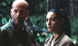 Riskiert Kopf und Kragen, um Lena Kendricks (Monica Bellucci, r.) und ihre Sch&uuml;tzlinge zu retten: A. K. Waters (Bruce Willis, l.) ...