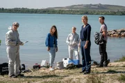Kim Nowak (Amy Mußul, 2.v.l.) Ina Zimmermann (Melanie Marschke, 2.v.r.) und Moritz Brenner (Johannes Hendrik Langer, r.) begutachten die Leiche und den Tatort. Währenddessen fassen Prof. Rossi (Anna Stieblich, M.) und ein Kollege der KTU (Holger Koch, l.) die ersten Erkenntnisse für Ina und ihr Team zusammen. Kim Nowak (Amy Mußul, 2.v.l.) Ina Zimmermann (Melanie Marschke, 2.v.r.) und Moritz Brenner (Johannes Hendrik Langer, r.) begutachten die Leiche und den Tatort. Währenddessen fassen Prof. Rossi (Anna Stieblich, M.) und ein Kollege der KTU (Holger Koch, l.) die ersten Erkenntnisse für Ina und ihr Team zusammen.