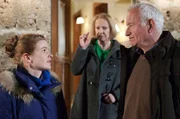 Ist Frau Mönke (Enzi Fuchs, Mitte) wirklich so verwirrt, wie sie tut? Emily Gans (Mira Bartuschek, links) und Urban Fuchs (Peter Bongartz) kommen Zweifel. Ist Frau Mönke (Enzi Fuchs, Mitte) wirklich so verwirrt, wie sie tut? Emily Gans (Mira Bartuschek, links) und Urban Fuchs (Peter Bongartz) kommen Zweifel.