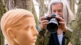 Elfie Semotan bei ihren fotografischen Streifz&uuml;gen im s&uuml;dlichen Burgenland.