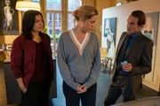 Christine (Anne Haug, M.) bestätigt Mina (Jasmin Tabatabi, l.) und Radek (Hans-Werner Meyer), dass Aljona sich heimlich mit dem Mann auf dem Foto getroffen hat. Christine (Anne Haug, M.) bestätigt Mina (Jasmin Tabatabi, l.) und Radek (Hans-Werner Meyer), dass Aljona sich heimlich mit dem Mann auf dem Foto getroffen hat.