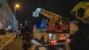Es brennt in einem Wohnhaus, und die Feuerwehrleute müssen sich beeilen. Es brennt in einem Wohnhaus, und die Feuerwehrleute müssen sich beeilen.