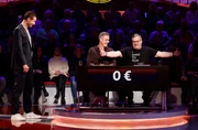 Moderator Kai Pflaume (M.) und seine Rateteam-Kapit&auml;ne Bernhard Ho&euml;cker (l.) und Elton (r.) begr&uuml;&szlig;en in dieser Sendung den Fernsehmoderator und Sportkommentator Tom Bartels (2.v.l.) und den Fernsehmoderator Michael Antwerpes (2.v.r.).