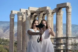 Die griechischen Zwillingsschwestern Mariana und Sofia sind beide Star-Influencerinnen auf dem chinesischen sozialen Netzwerk Weibo und Expertinnen in der Beratung chinesischer Investoren bez&uuml;glich Steuervorteilen in Griechenland.