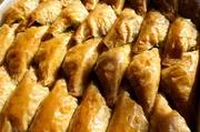 Baklava, das türkische Gebäck, ist echte handwerkliche Kunst: Die fertigen Griesecken. Baklava, das türkische Gebäck, ist echte handwerkliche Kunst: Die fertigen Griesecken.