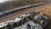 Verbranntes Geb&auml;ude neben der Bahnlinie