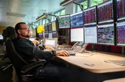 In der Betriebszentrale Hannover wird der gesamte Bahnverkehr für Niedersachsen koordiniert. In der Betriebszentrale Hannover wird der gesamte Bahnverkehr für Niedersachsen koordiniert.