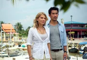Juliane (Ursula Karven) hat sich in den charmanten Mohan (Steve Yap) verliebt.
