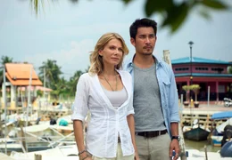 Juliane (Ursula Karven) hat sich in den charmanten Mohan (Steve Yap) verliebt.