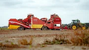 Gerade zur Kartoffelernte sind viele Treckergespanne im Landkreis Diepholz unterwegs. Die Polizei kontrolliert, ob die Anhänger überladen sind. Gerade zur Kartoffelernte sind viele Treckergespanne im Landkreis Diepholz unterwegs. Die Polizei kontrolliert, ob die Anhänger überladen sind.