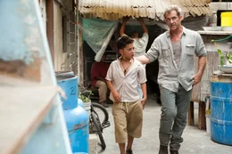 Driver (Mel Gibson, r.) und Kid (Kevin Hernandez) freunden sich an