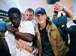 "Welcome home", Zwei Polizisten sollen einen Schwarzafrikaner nach Ghana abschieben. Doch dort angekommen, verkehren sich schlagartig die (Macht)-Verh&auml;ltnisse zwischen Schwarz und Wei&szlig;. Die tiefschwarze Kom&ouml;die schickt die wei&szlig;en Polizisten auf eine absurde Irrfahrt durch die Fremde, bei der sie st&auml;ndig ihren eigenen Vorurteilen begegnen, die sich in Umkehrung aller Vorzeichen gegen sie selbst richten.Im Bild (v.li.): Abdul Salis (Isaac), Rainer Egger (Samhaber), Georg Friedrich (Roesler).  SENDUNG: ORF eins - DI - 15.12.2020 - 00:50 UHR. - Veroeffentlichung fuer Pressezwecke honorarfrei ausschliesslich im Zusammenhang mit oben genannter Sendung oder Veranstaltung des ORF bei Urhebernennung.