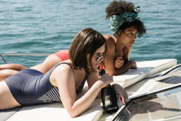 Francesca (Natalia Rudziewicz, l.) und Fana (Thandi Sebe, r.) machen mit der Clique eine Bootstour.