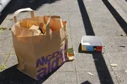 Fast Food ist eine Form der Nahrungszubereitung und -darreichung, bei der Rationalität und Funktionalität der Nahrungszubereitung und -aufnahme im Vordergrund stehen und auf traditionelle Esskultur weitgehend verzichtet wird. Fast Food ist eine Form der Nahrungszubereitung und -darreichung, bei der Rationalität und Funktionalität der Nahrungszubereitung und -aufnahme im Vordergrund stehen und auf traditionelle Esskultur weitgehend verzichtet wird.