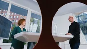 Dirk W. hatte Speiseröhrenkrebs, nach einer langen OP muss er nun mit einem Schlauchmagen leben. Viola Andresen ist Magen-Darm-Spezialistin und weiß, wie wichtig jetzt die Ernährung ist. Dirk W. hatte Speiseröhrenkrebs, nach einer langen OP muss er nun mit einem Schlauchmagen leben. Viola Andresen ist Magen-Darm-Spezialistin und weiß, wie wichtig jetzt die Ernährung ist.