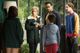 Das erste Kennenlernen von Florences Kindern mit Florences neuem Partner Edouard erfolgt unerwartet, als ihr Ex-Mann Vincent den Nachwuchs ohne Ank&uuml;ndigung bei ihr vorbeischickt. Von links: Emma (Anna Lemarchand), Florence (Marina Fo&iuml;s), Edouard (Jonathan Cohen), Julien (Achille Potier), Mathias (Alexandre Desrousseaux)