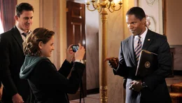 Als John (Channing Tatum , l.) mit seiner Tochter Emily (Joey King, M.) das Wei&szlig;e Haus besichtigt, treffen sie auf den amtierenden Hausbewohner, US-Pr&auml;sident Sawyer (Jamie Foxx, r.), der Emily spontan ein Video-Interview gibt.