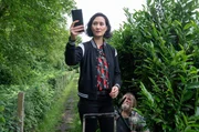 Pauline Hobrecht trifft am Tatort ein, jedoch ist es schwierig den genauen Standort zu finden, den Tamara ihr geschickt hat. Pauline Hobrecht trifft am Tatort ein, jedoch ist es schwierig den genauen Standort zu finden, den Tamara ihr geschickt hat.