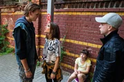 Leonie (Cosima Henman, l.) setzt sich für Filippa (Ella Lee) ein und hält Carl (Ludger Bökelmann) und seinen Freund (Komparse) davon ab, das Mädchen zu mobben. Leonie (Cosima Henman, l.) setzt sich für Filippa (Ella Lee) ein und hält Carl (Ludger Bökelmann) und seinen Freund (Komparse) davon ab, das Mädchen zu mobben.