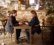 Archie (Jamie Bamber) und Martha (Sally Bretton) haben einiges zu besprechen. Archie (Jamie Bamber) und Martha (Sally Bretton) haben einiges zu besprechen.
