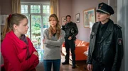 Was verschweigt Ella (Lilly Barshy, l.) vor den Polizisten (Sanna Englund, r.) und Mattes (Matthias Schloo, 2.v.r.) und ihrer Mutter (Lea Fassbender, M.)?