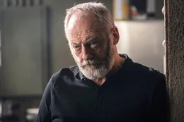 Der Bergungsunternehmer Walter (Liam Cunningham) ist der strategische Kopf der Diebesbande, die in den noch nie ausgeraubten Tresorraum der Bank von Spanien einbrechen will.